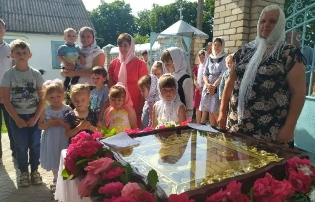 На Рівненщині у церкву, яку не можуть поділити УПЦ та ПЦУ, привезли ікону з мощами святителя Спиридона