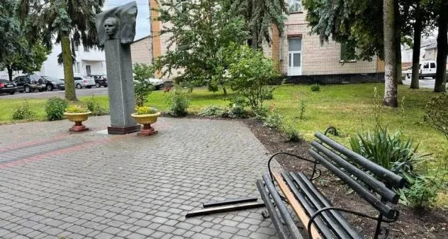 В Дубні вандали знищили лавочку біля пам’ятника Степану Бандері (+ФОТО)