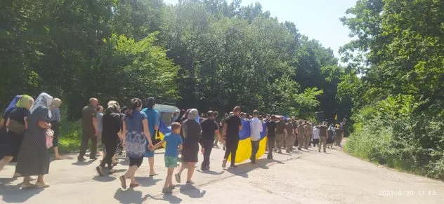 На Рівненщині поховали воїна, якого смертельно поранили на Харківщині
