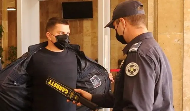 На Рівненщині судові охоронці виявили у громадян понад 3 тисячі заборонених предметів