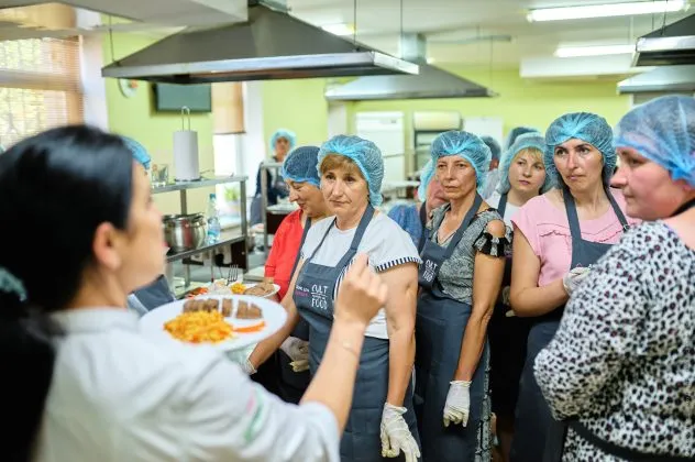 У Рівному шкільних кухарів вчили готувати здорову і смачну їжу в рамках реформи шкільного харчування