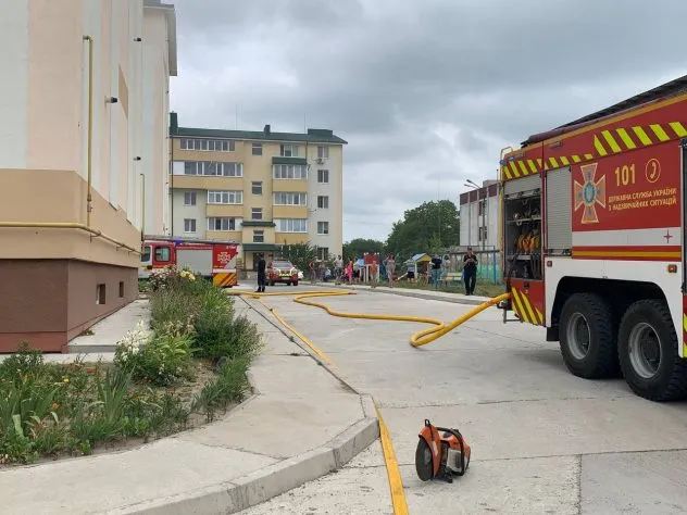В Рівному вогнеборці ліквідували пожежу у багатоквартирному житловому будинку