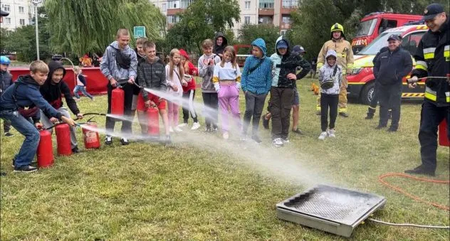 У селищі поблизу Рівного рятувальники організували акцію для дітей