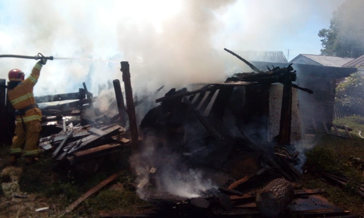 У Рівненському районі рятувальники ліквідували дві пожежі