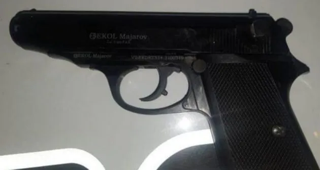 У Рівному п’яний чоловік цілився пістолетом у дітей