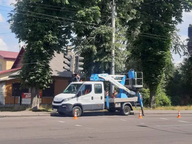 У Рівному на перехресті відремонтували світлофор