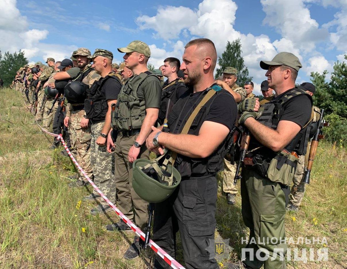 На Рівненщині поліцейські провели марш на бронетехніці (+ФОТО)