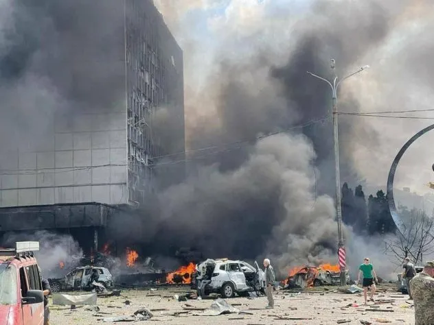 Удар по Вінниці: росіяни влучили в офіси, горить 50 авто, двоє загиблих