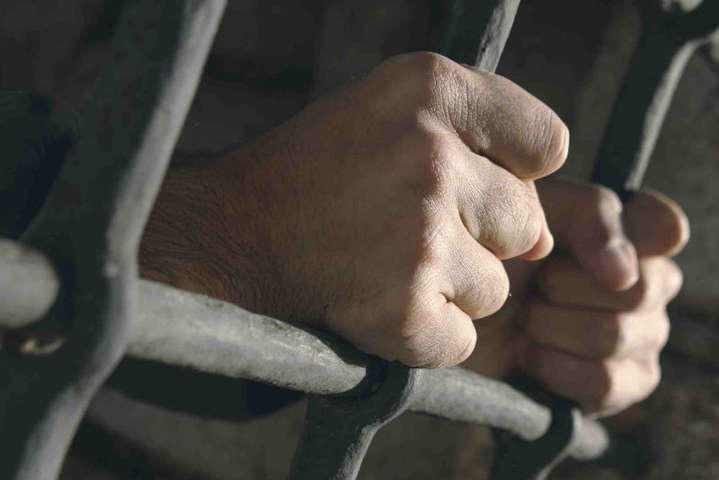 60 діб за ґратами: підозрюваному у пограбуванні здолбунівчанина обрали запобіжний захід