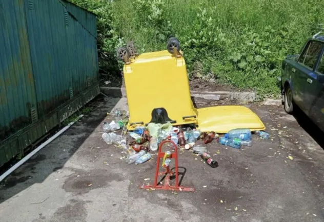 У Рівному невідомі перекидають сміттєві баки та біотуалет