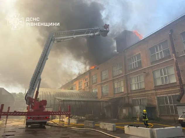Пожежа в Рівному: рятувальники ліквідовують загоряння на вулиці Червонія