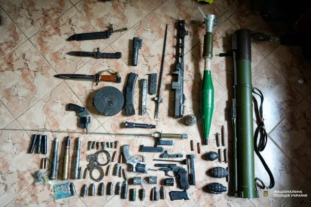 Правоохоронці Рівненщини вилучили зброю та наркотики під час обшуків