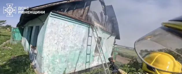 Пожежа в господарській будівлі на Рівненщині: рятувальники ліквідували вогонь