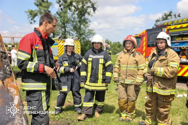 Жінки-добровольці Рівненщини опановують навички пожежогасіння