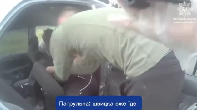 На Рівненщині патрульні надали першу допомогу потерпілим у ДТП