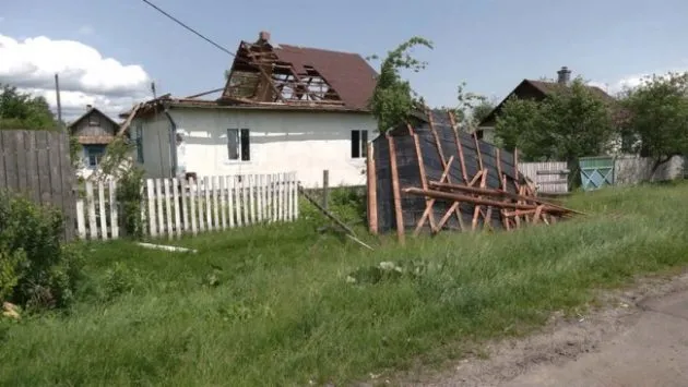 Буревій на Рівненщині: 70% будівель у селі Новий Берестовець без дахів