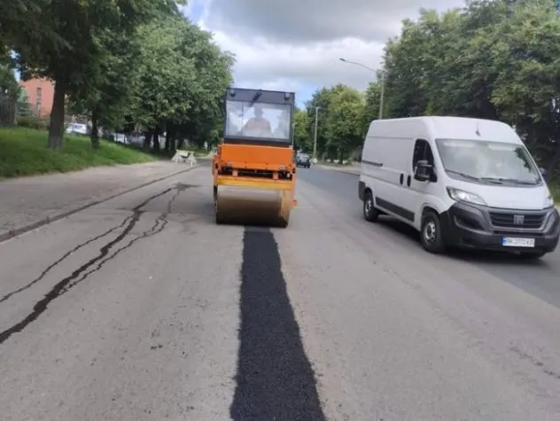 Роботи на дорожньому покритті: демонтаж відбійника на Чорновола у Рівному