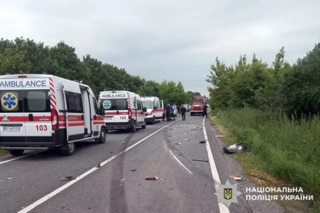 Трагічна ДТП на Хмельниччині: загинув водій та 11-річний хлопчик