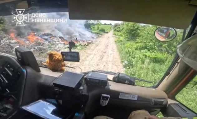 На Рівненщині ліквідовано пожежу на сміттєзвалищі
