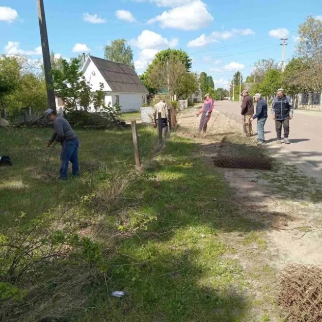 У Сарненському районі покращують стан кладовищ зусиллями громади