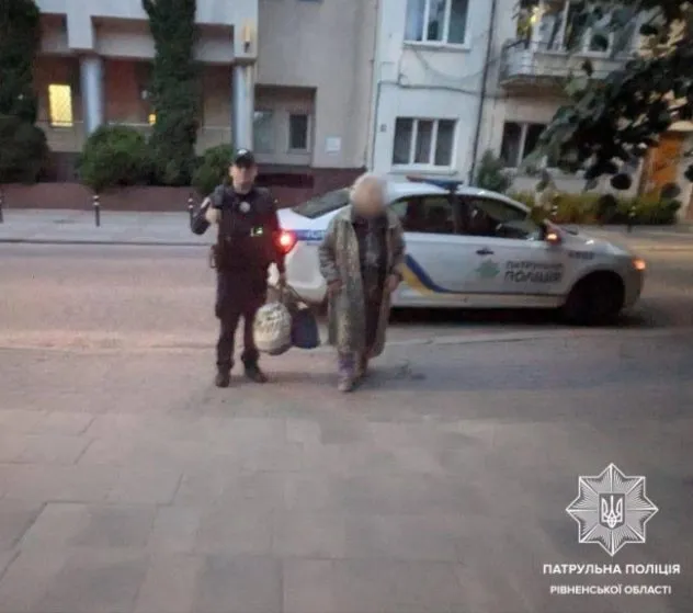 Патрульні повернули додому жінку, що заблукала у Рівному