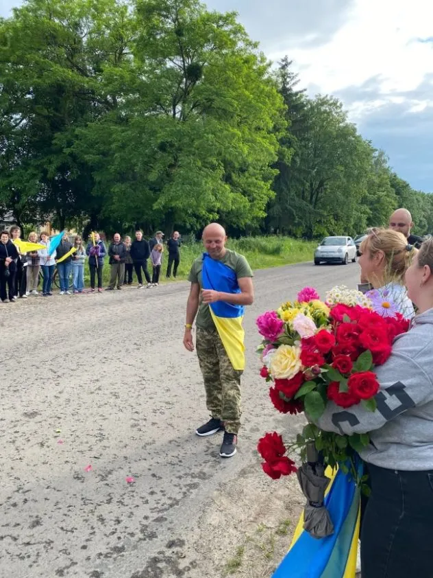 На Рівненщині урочисто зустріли звільненого з російського полону воїна