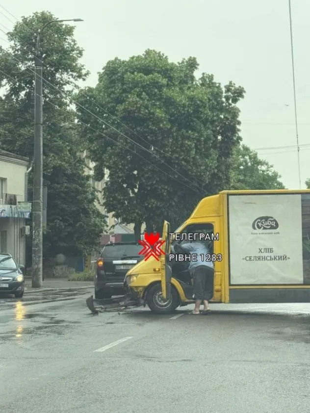 Аварія у Рівному: хлібовоз зіткнувся з іншим авто
