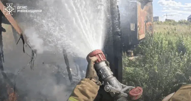 Пожежу у будівельному вагончику поблизу Рівного ліквідували рятувальники