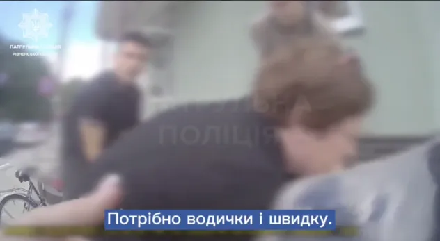 У Сарнах патрульні надали домедичну допомогу літній жінці