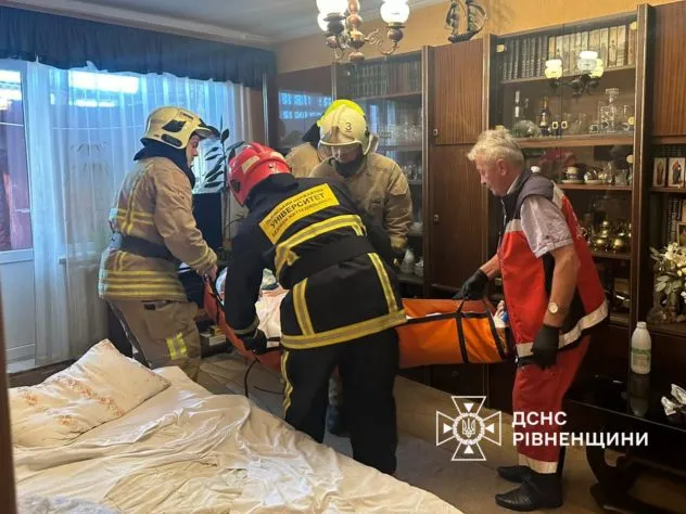 Рятувальники Рівного допомогли транспортувати важкохворого чоловіка