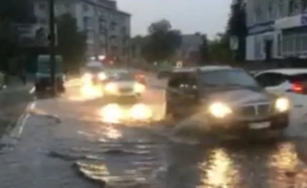 У Рівному під час зливи затопило вулицю Чорновола (+відео)