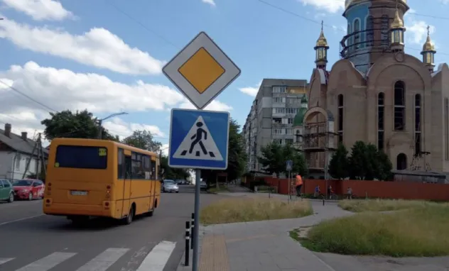 У Рівному встановлюють нові дорожні знаки для безпеки руху