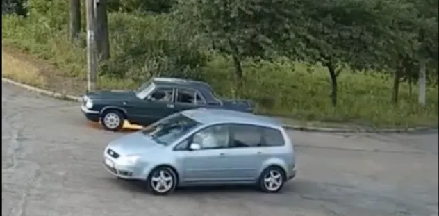 У Рівному автомобіль загорівся під час руху: подробиці інциденту