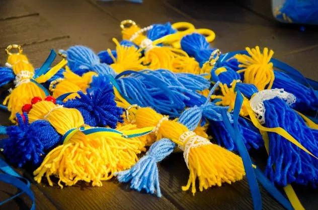Діти Вараша створили ляльки-мотанки для підтримки ЗСУ
