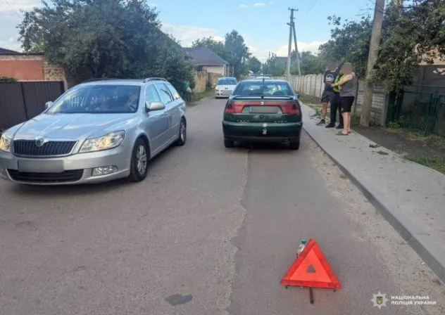 Дитина потрапила під колеса автомобіля в селі Біла Криниця