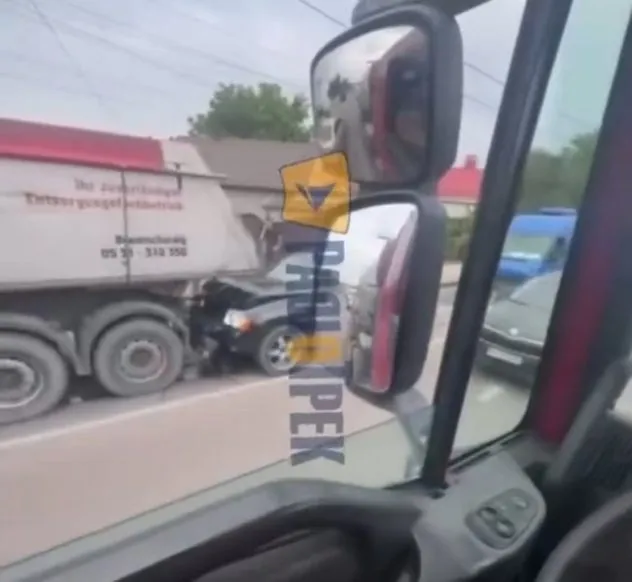 Аварія у Рівному: легковик зім’явся об вантажівку