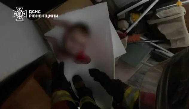 У Рівному рятувальники визволили малюка, який застряг у гуртожитку