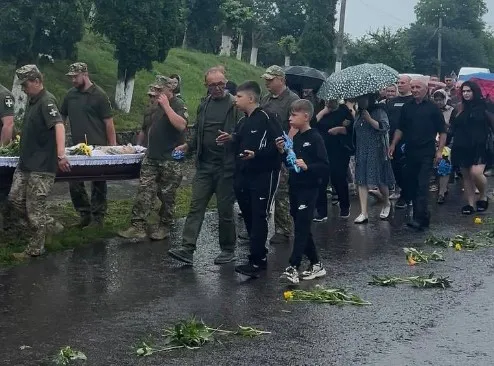 У селі Бичаль Рівненщини поховали захисника України Віталія Бандерату