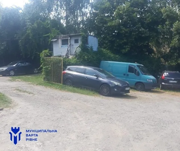 У Рівному виявили нелегальну автостоянку: мешканці платили за безпеку