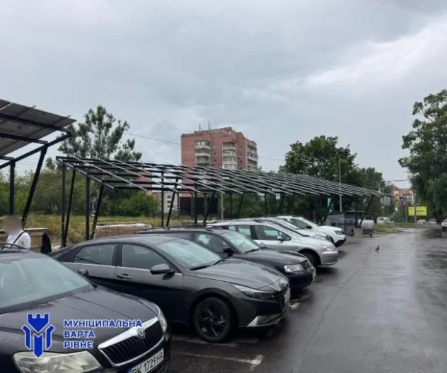 Супермаркет у Рівному самовільно встановив і демонтував сонячні панелі