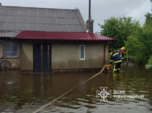 У Радивилові рятувальники відкачували воду після сильного дощу