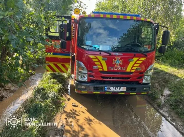Підтоплення в селі Великі Загірці: рятувальники ліквідують наслідки негоди