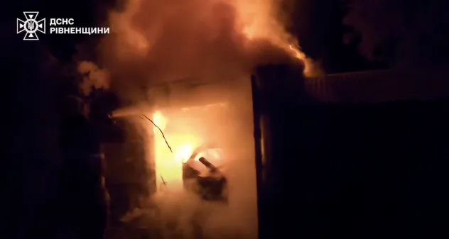 Пожежа у Рівному: знищений автомобіль і пошкоджений гараж