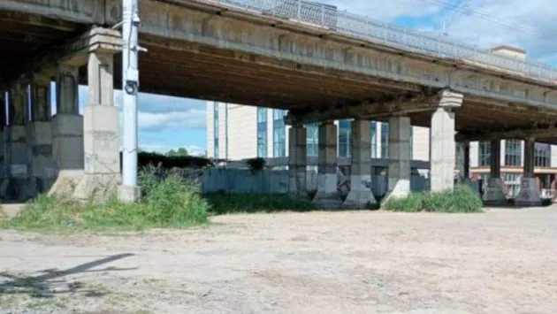 У Рівному під мостом облаштують платний паркувальний майданчик