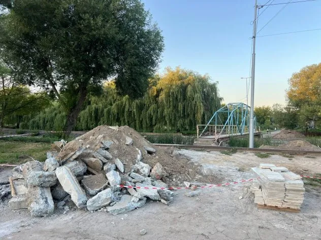 У Рівному розпочато ремонт мосту в Гідропарку: рух перекрито