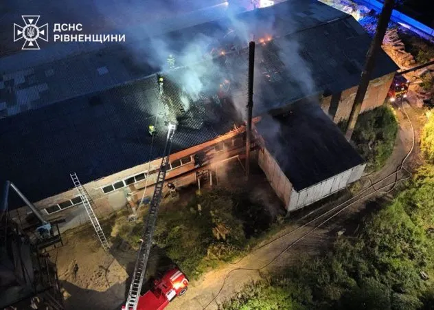 Масштабна пожежа на Рівненщині: ліквідація на території цеху