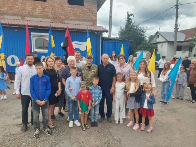 Клеванська громада зустріла воїна, що повернувся з російського полону