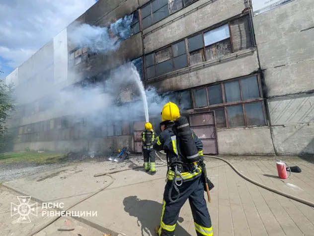 Масштабна пожежа на Рівненщині: горів склад у Сарнах