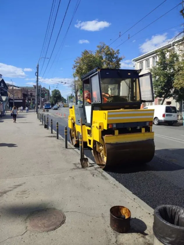У Рівному оновили асфальт біля зупинки громадського транспорту