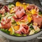 Освіжаючий літній салат з хамоном та персиками